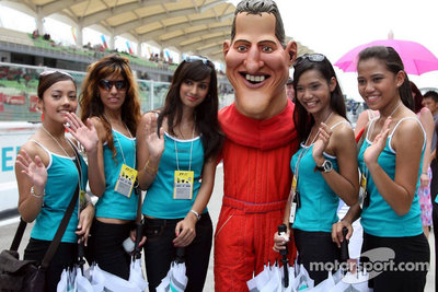 f1-malaysian-gp-2006-grid-girls-with-michael-schumacher.jpg