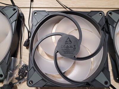 ventilyatory_dlya_korpusa_arctic_p14_pwm_pst_a_rgb_0db_value_pack_3pcs_acfan00257a_1705502530_1.jpg