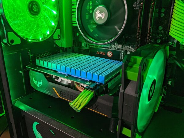 aluminum-heatsink-on-gpu-pcb-back-2-c-drop-v0-fgs7brgf7sd61.jpg